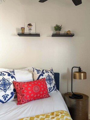 2 عدّة غرف نوم ومكواة/لوح كي وواي فاي وملاءات أسرّة