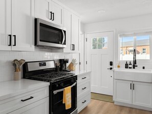 Refrigerador, microondas, horno y parrilla de estufa 