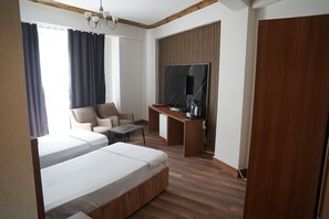 Eenvoudige vierpersoonskamer | Gratis wifi, beddengoed, rolstoeltoegang