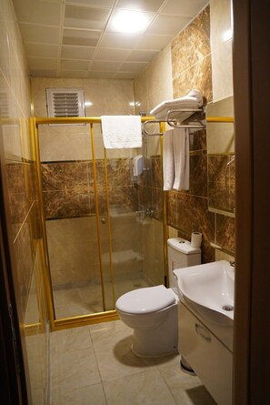 Tweepersoonskamer, voor 1 persoon | Badkamer | Zeep, shampoo, toiletpapier