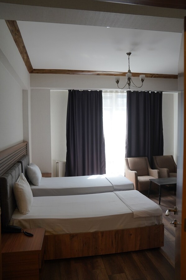 Quarto quádruplo básico | Wi-Fi de cortesia, roupa de cama, acesso para cadeiras de rodas