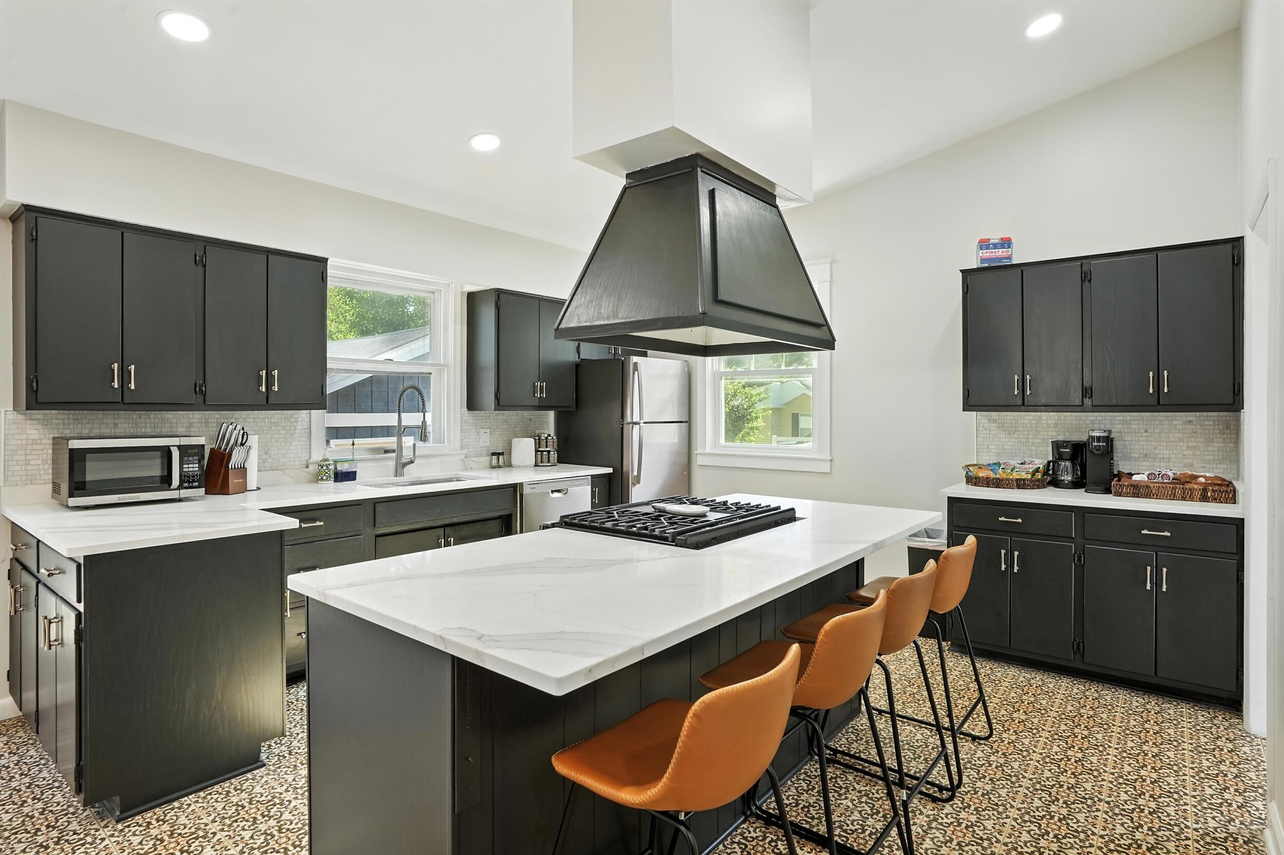 Frigorífico, microondas, horno y placa de cocina