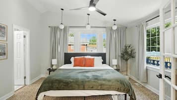 5 quartos, escrivaninha, ferros/tábuas de passar roupa, berço de viagem