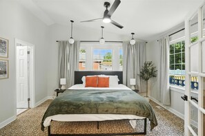 5 Schlafzimmer, Schreibtisch, Bügeleisen/Bügelbrett, Reisekinderbett