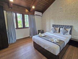 ألحفة محشوة بالريش وميني بار ومساحة عمل للكمبيوتر المحمول