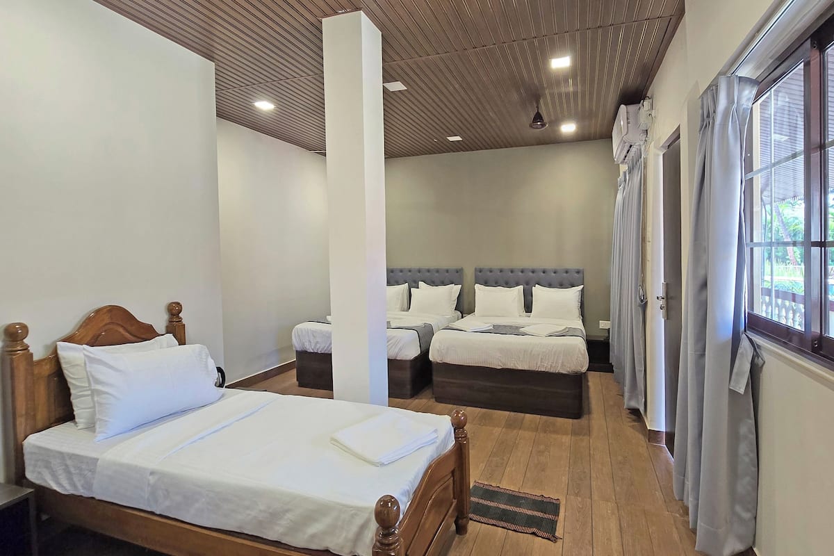 Habitación Deluxe | Edredón, minibar, espacio para trabajar con laptop y wifi gratis 