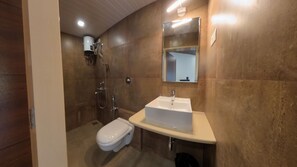 Deluxe Cottage | Bathroom - M Beach Resort (Colva)