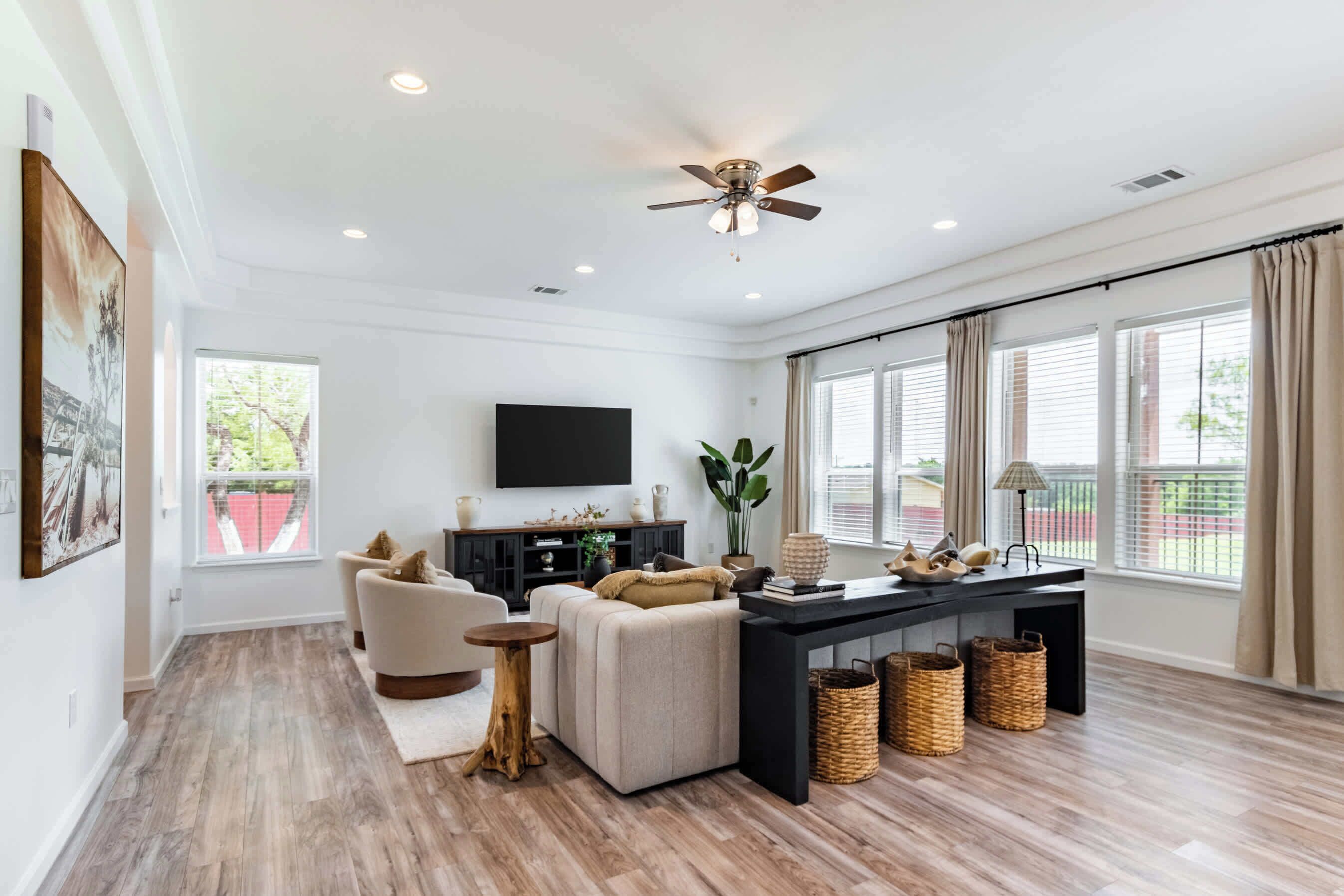 Smart TV, futbolito, libros y oficina 