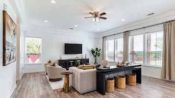 Smart TV, futbolito, libros y oficina