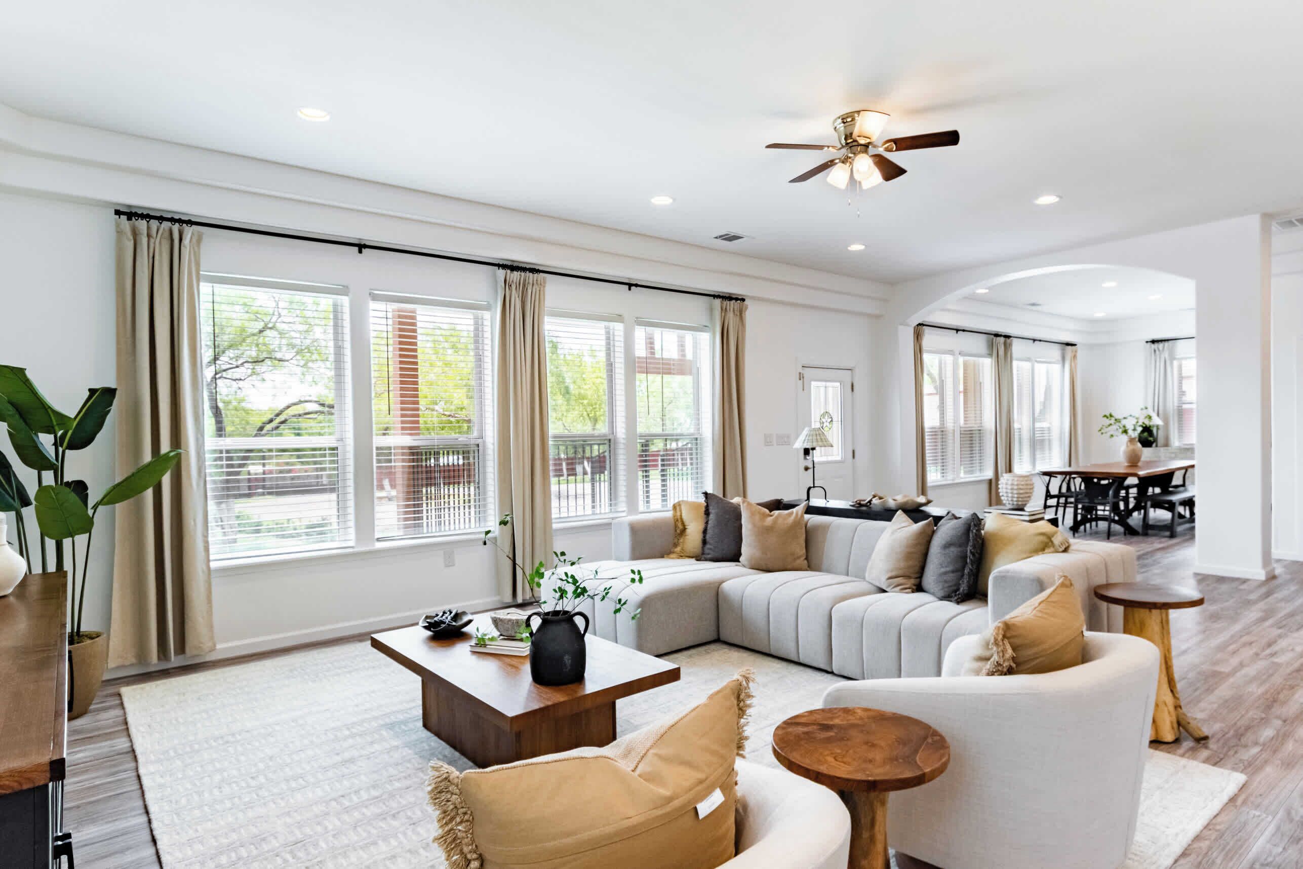 Smart-TV, Tischfußball, Bücher, Arbeitsbereiche