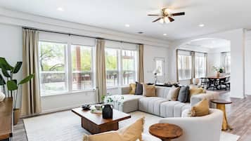 Smart-TV, Tischfußball, Bücher, Arbeitsbereiche