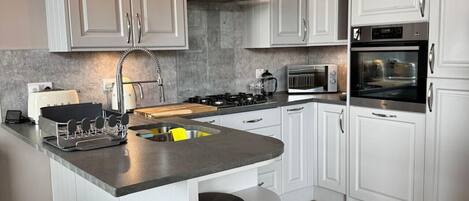 Refrigerador, microondas, horno y parrilla de estufa