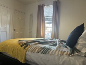 1 dormitorio, tabla de planchar con plancha, wifi gratis y ropa de cama