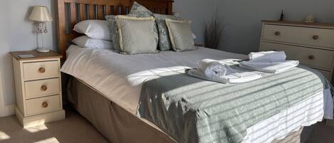 3 quartos, escrivaninha, ferros/tábuas de passar roupa