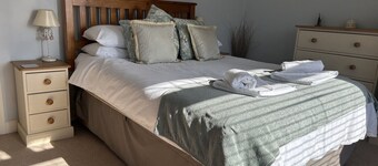 Charming 3- Bedroom Home in Worthing - Pet Friendly w/Private Garden & Parking