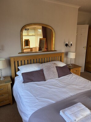 3 bedrooms, desk, iron/ironing board, free WiFi