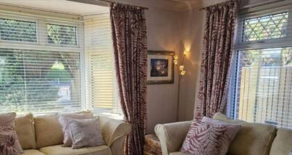 Charming 3- Bedroom Home in Worthing - Pet Friendly w/Private Garden & Parking