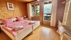 Quarto casal econômico, sacada, vista para a montanha | Berços grátis, Wi-Fi de cortesia, roupa de cama
