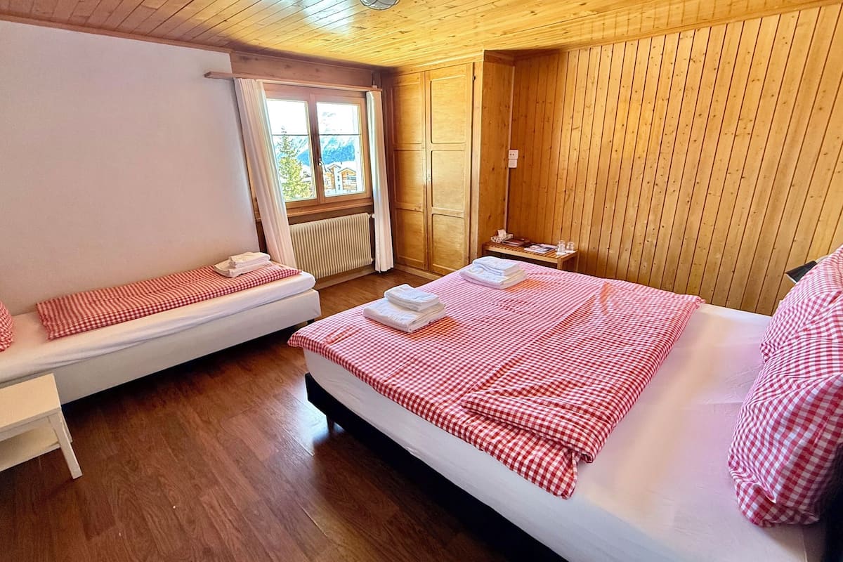 Quarto triplo econômico, aceita animais de estimação, vista para a montanha | Wi-Fi de cortesia
