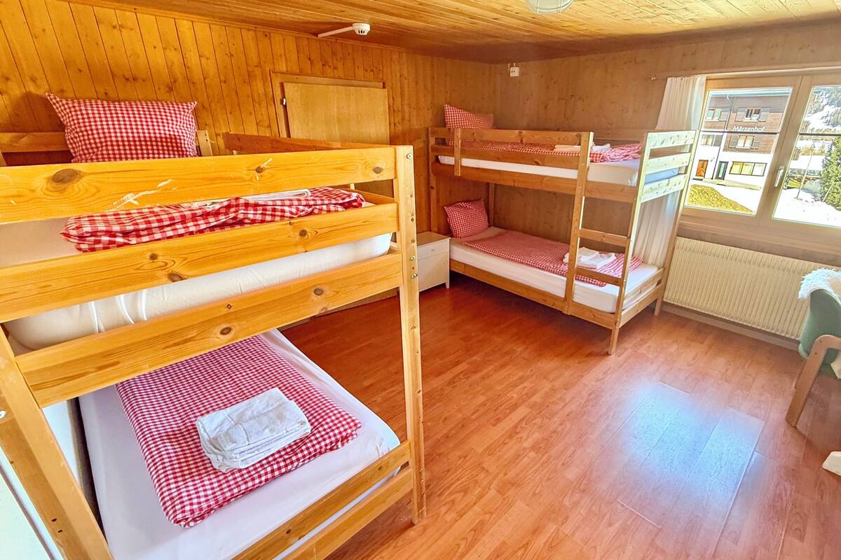 Cunas gratuitas, wifi gratis y ropa de cama