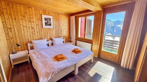 Habitación cuádruple familiar, balcón, vistas a la montaña | Cunas gratuitas, wifi gratis, ropa de cama