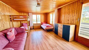 Familiekamer, balkon, uitzicht op bergen | Gratis babybedden, gratis wifi, beddengoed