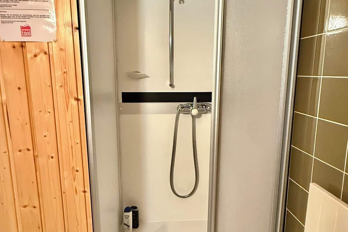 Quarto casal econômico, sacada, vista para a montanha | Banheiro | Chuveiro, toalhas de banho, sabonete, shampoo