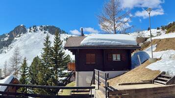 Familie vierpersoonskamer, balkon, uitzicht op bergen | Terras