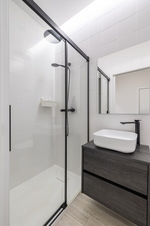 Douche, séchoir à cheveux, serviettes fournies, savon