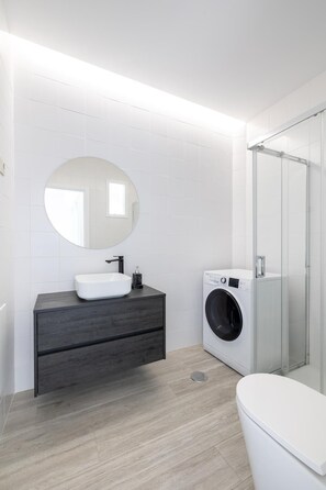 Douche, sèche-cheveux, serviettes fournies, savon