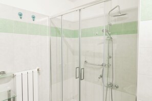 Douche, sèche-cheveux, serviettes fournies