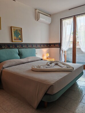 3 chambres, fer et planche à repasser, Wi-Fi, draps fournis