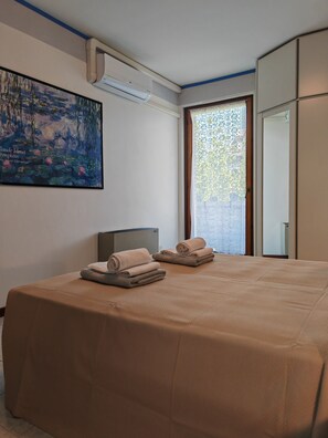 3 bedrooms, iron/ironing board, WiFi, bed sheets - Villa la Zattera is located in a unique position on Lake Garda. (Desenzano del Garda)