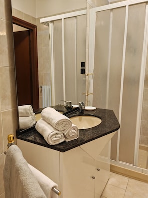 Haartrockner, Bidet, HandtĂŒcher, Seife