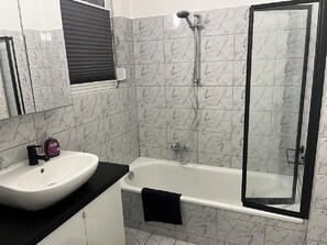 Hair dryer, towels, soap, toilet paper - Vacation apartment at Knoops Park 1 bedroom; 1 living room; kitchen; bathroom, terrace (Bremen)