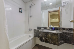 Sèche-cheveux, bidet, serviettes fournies, savon