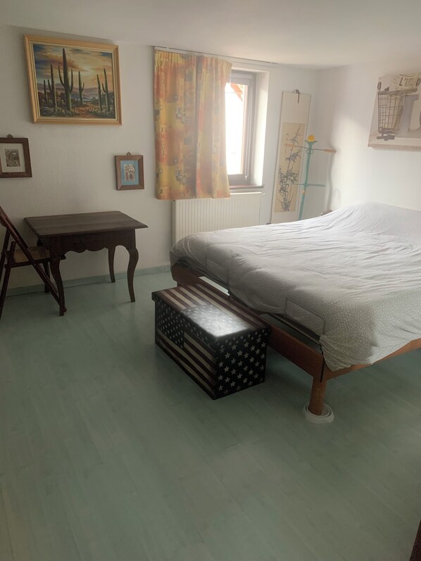 2 bedrooms, iron/ironing board, WiFi, bed sheets