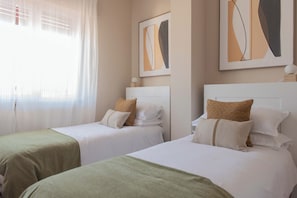 3 chambres, fer et planche à repasser, Wi-Fi, draps fournis