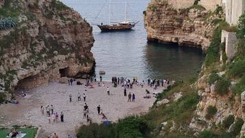 Una spiaggia nelle vicinanze