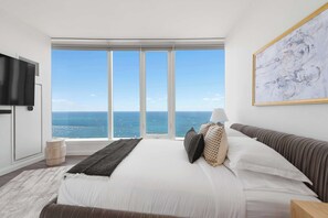 10 dormitorios, escritorio, tabla de planchar con plancha