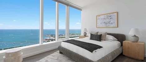 2 soverom, skrivebord, strykejern/-brett og reiseseng for barn