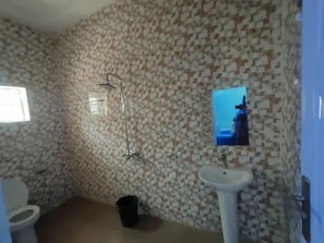 Habitación económica, balcón, vistas a la ciudad | Baño | Artículos de higiene personal gratuitos, secador de pelo y toallas