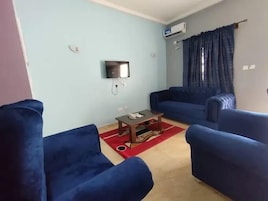 Quarto econômico, sacada, vista para a cidade | Área de estar