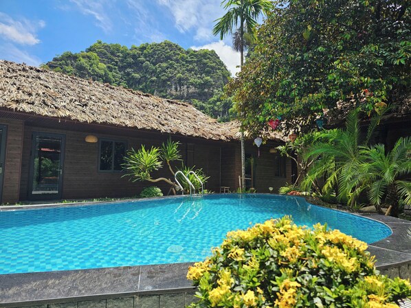 حمّام سباحة خارجي