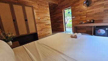 Kamar Double Superior | Seprai premium, bantalan ekstra lembut, minibar, dan tirai kedap cahaya