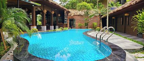 Una piscina al aire libre