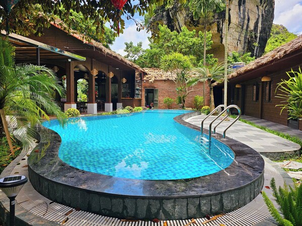 Una piscina al aire libre