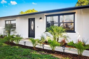 Exterior - Venice Oasis | Pool, 3 King Beds, 2.5 miles >Beach (Venice)