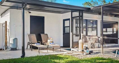 Venice Oasis | Pool, 3 King Beds, 2.5 miles >Beach