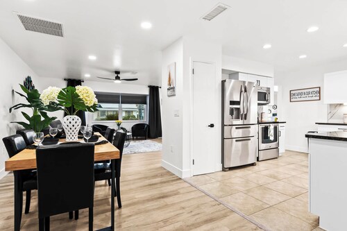 Venice Oasis | Pool, 3 King Beds, 2.5 miles >Beach